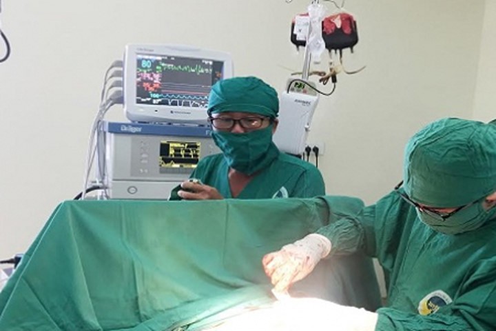 Các bác sĩ Bệnh viện Đa khoa Xuyên Á (TPHCM) đã kịp thời phẫu thuật nối động mạch giúp bệnh nhân thoát khỏi nguy cơ tử vong