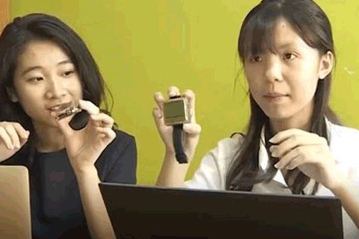 Nữ sinh Hải Phòng sáng chế đồng hồ thông minh giúp người câm điếc