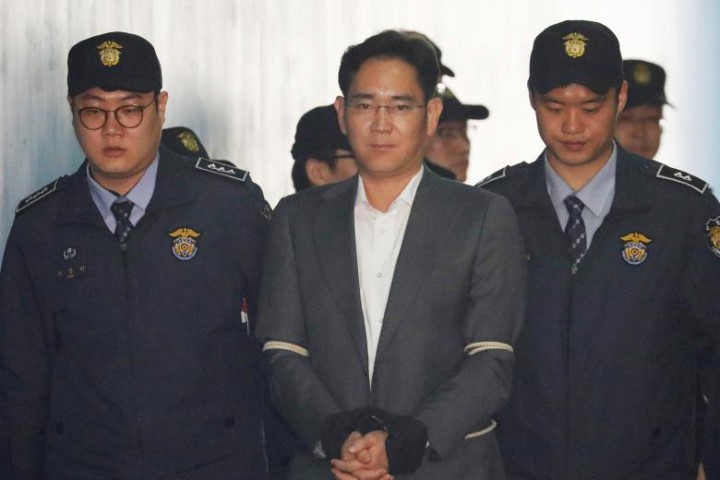 Người thừa kế Samsung không nói lời nào trong ngày đầu tiên ra tòa