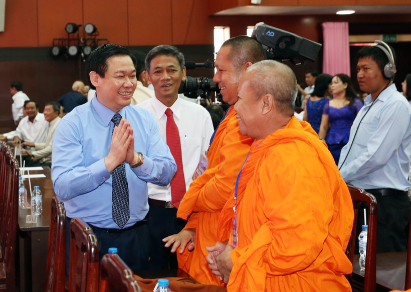 Phó Thủ tướng Vương Đình Huệ dự buổi gặp mặt cán bộ, chư tăng, tăng sinh, học sinh, sinh viên, gia đình chính sách là người dân tộc Khmer để đón mừng Tết cổ truyền Chol Chnam Thmay 2017. Ảnh: VGP/Thành Chung