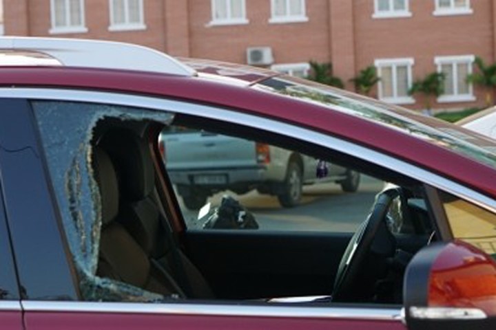 "Xế hộp" trị giá hơn 1 tỷ đồng bị trộm đập vỡ cửa kính xe rồi lấy đi tài sản bên trong.
