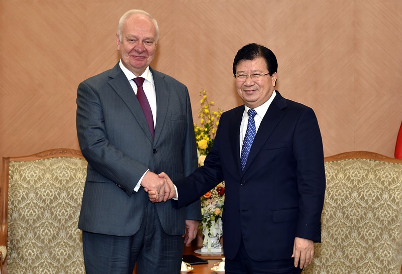 Phó Thủ tướng Trịnh Đình Dũng và Đại sứ Liên bang Nga tại Việt Nam Konstantin Vnukov. Ảnh: VGP/Nhật Bắc