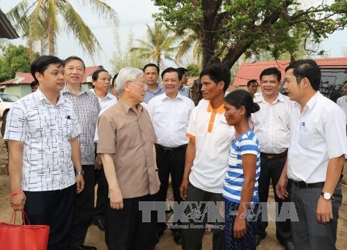 Tổng Bí thư thăm hỏi bà con nhân dân xã Ayun (huyện Chư Sê). Ảnh: TTXVN