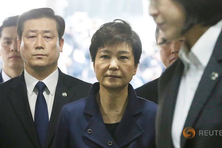 Tổng thống bị phế truất Park Geun-hye rời khỏi Tòa án Quận trung tâm Seoul sau khi bị thẩm vấn hôm 30-3. Ảnh: Reuters