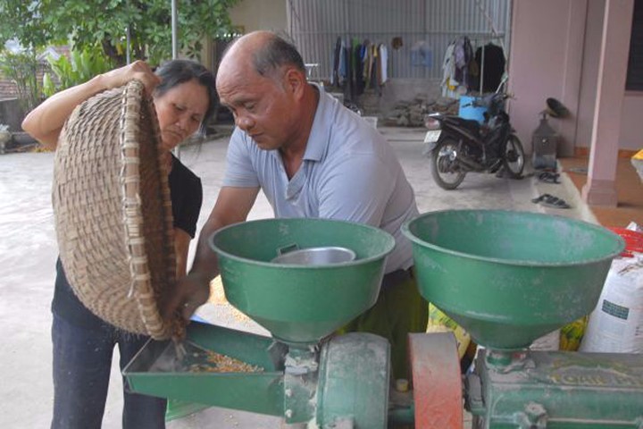 Trưởng thôn Bùi Văn Hùng luôn hết lòng vì công việc của tập thể. Ảnh: Diện Nguyễn