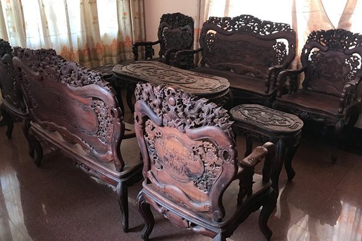 Hai bộ đồ gỗ (mỗi bộ gồm 9 món) được trưng bày trong nhà vị đại gia ở Sài Gòn.