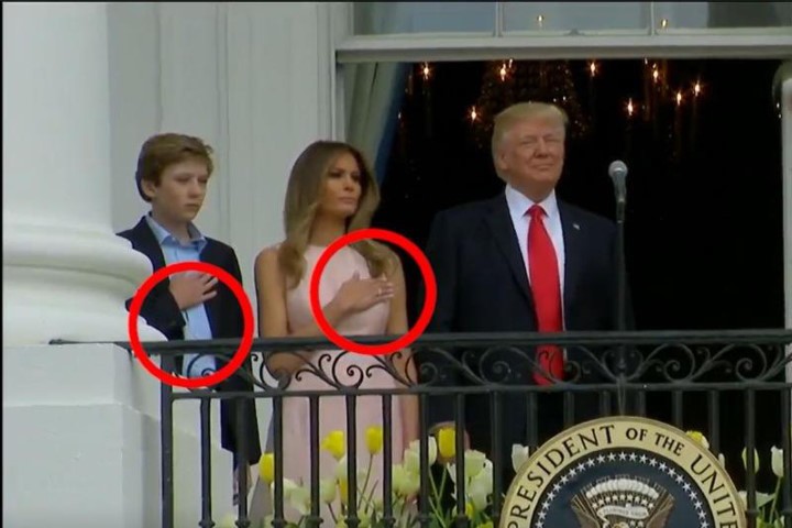 Ông Trump quên chào cờ hát quốc ca, bị vợ nhắc