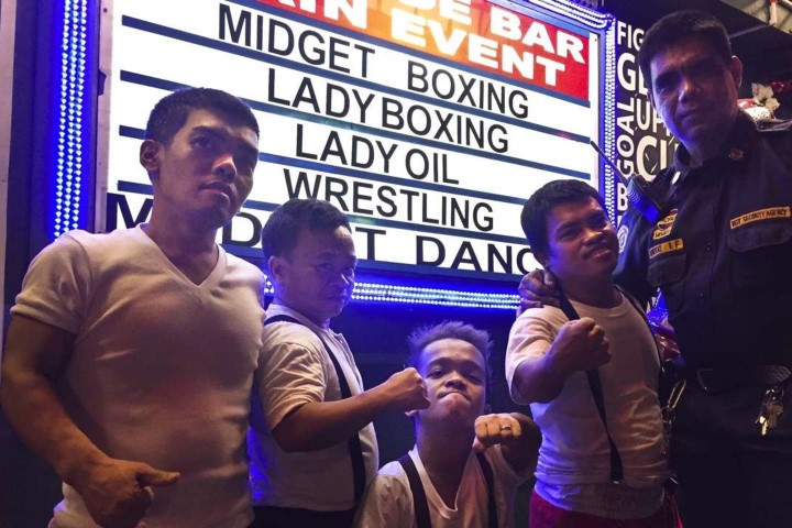 Cuộc sống chật vật của những võ sĩ lùn ở quán bar Philippines