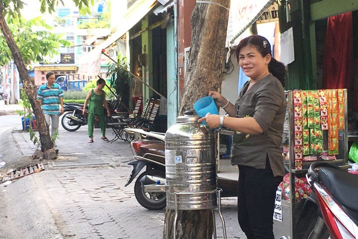 Sài Gòn nắng nóng, bình trà đá miễn phí đầy ân nghĩa bày khắp các vỉa hè