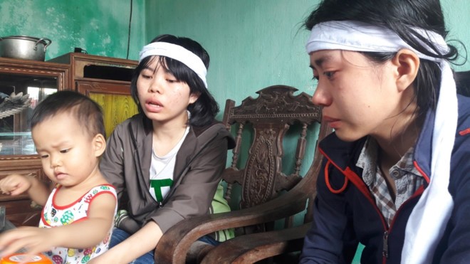 Nguyễn Thị Sáng cùng hai em của mình đang nương nhờ tại nhà cậu ruột ở Hà Tĩnh. Ảnh: Phạm Trường.