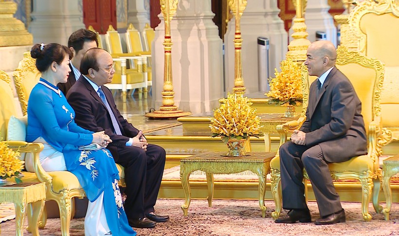 Thủ tướng Chính phủ Nguyễn Xuân Phúc và Quốc vương Campuchia Norodom Sihamoni. Ảnh: VGP/Quang Hiếu