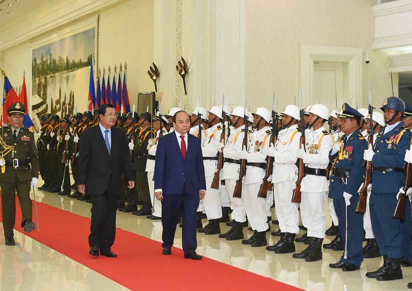 Lễ đón chính thức Thủ tướng Nguyễn Xuân Phúc và Đoàn cấp cao Chính phủ Việt Nam tại Cung Hòa bình, thủ đô Phnom Penh. Ảnh: VGP/Quang Hiếu