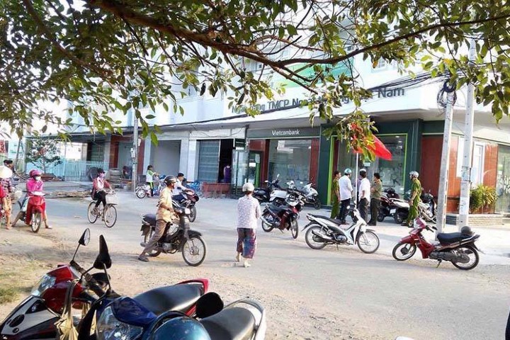 Hiện trưởng xảy ra vụ dùng súng cướp ngân hàng tại thị trấn Duyên Hải, TP Trà Vinh. Ảnh: VietnamNet.