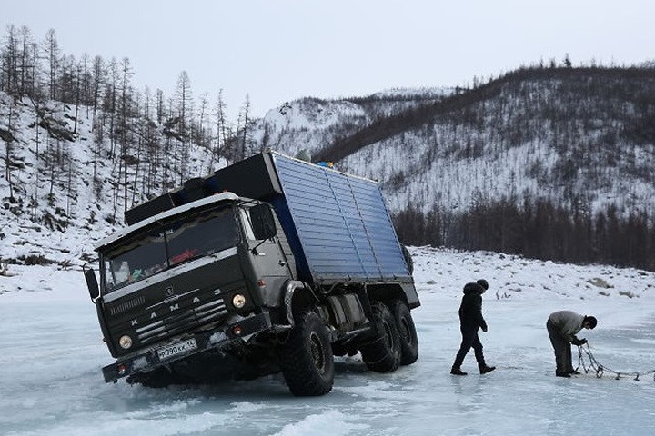 Hành trình rợn gáy trên băng đưa thức ăn tới Siberia