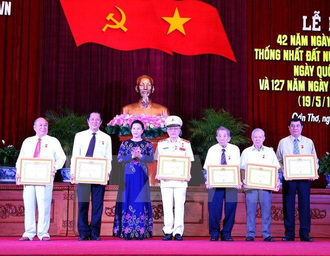 Chủ tịch Quốc hội Nguyễn Thị Kim Ngân trao Huy hiệu 50 năm tuổi Đảng cho các Đảng viên của Thành phố Cần Thơ. Ảnh: TTXVN)