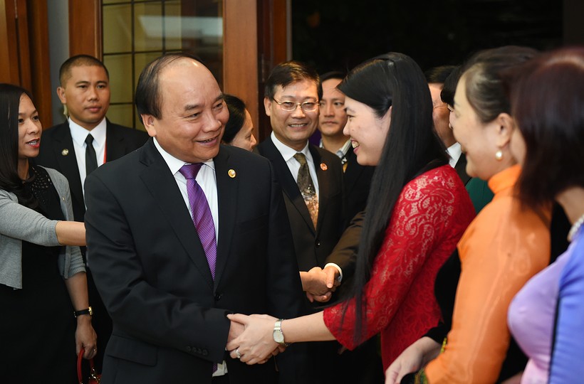 Cán bộ Đại sứ quán và đại diện cộng đồng người Việt Nam tại Philippines vui mừng chào đón Thủ tướng. Ảnh: VGP/Quang Hiếu