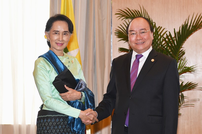 Thủ tướng Nguyễn Xuân Phúc tiếp bà Aung San Suu Kyi, Trưởng đoàn Myanmar dự Hội nghị Cấp cao ASEAN. Ảnh: VGP/Quang Hiếu