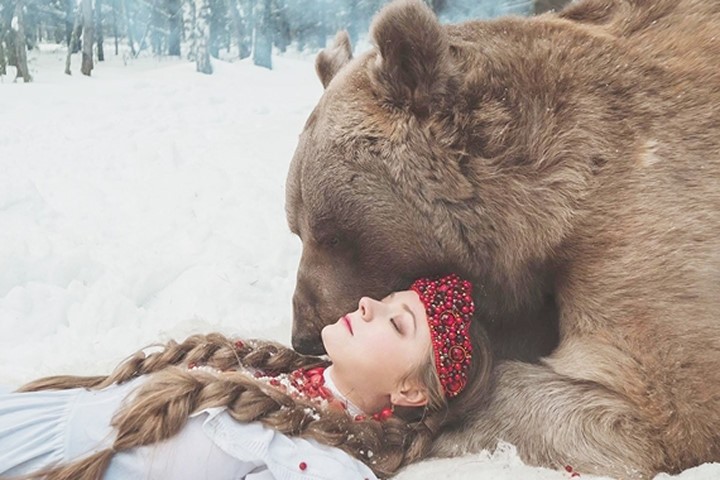 Bộ ảnh nghệ thuật chụp với gấu thật vừa rợn người, vừa đẹp như cổ tích