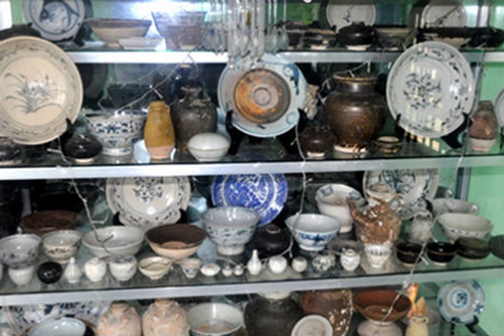 Hầu như nhà nào ở thôn Châu Thuận Biển cũng có tủ trưng bày cổ vật.