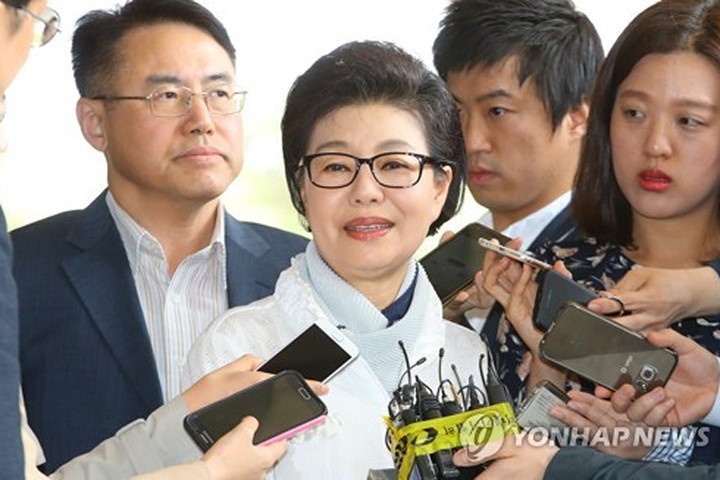 Em gái cựu Tổng thống Hàn Quốc bất ngờ lên tiếng bênh vực chị