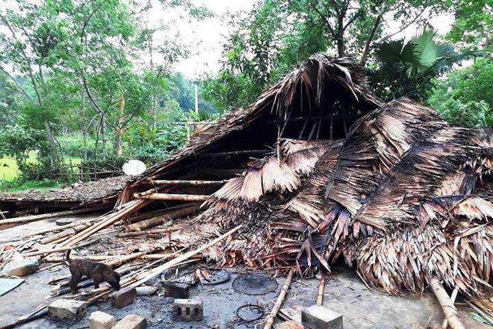 Nghệ An: Nhà sập do lốc xoáy và mưa đá, 3 mẹ con may mắn thoát chết
