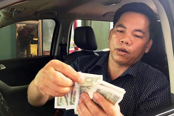 Hà Tĩnh: Dân lại dùng tiền lẻ mua vé qua trạm thu phí Cầu Rác