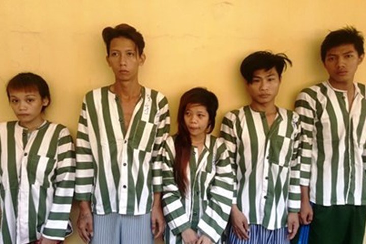 Như (ngoài cùng, bên trái) cùng 4 đồng phạm khi bị bắt giữ - Ảnh: An ninh thủ đô