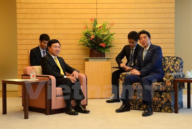 Phó Thủ tướng, Bộ trưởng Ngoại giao Phạm Bình Minh và Thủ tướng Nhật Bản Shinzo Abe. Ảnh: TTXVN