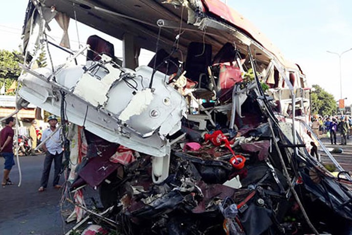 Khởi tố vụ xe tải đâm xe khách khiến 13 người tử vong
