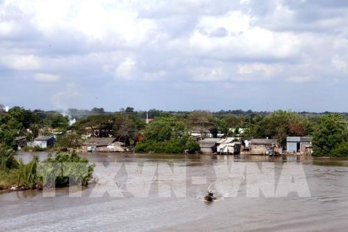 Nhiều ngôi nhà xây cất ven sông, ven biển ở Cà Mau đang bị đe dọa trước nguy cơ sạt lở và nước dâng cao. Ảnh: TTXVN