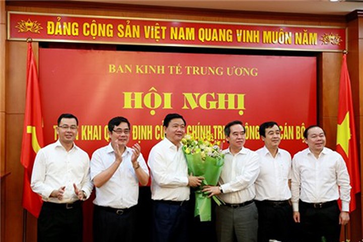 Trưởng ban Nguyễn Văn Bình cùng các Phó trưởng Ban Kinh tếtrung ương chúc mừng ông Đinh La Thăng - Ảnh: kinhtetrunguong.vn