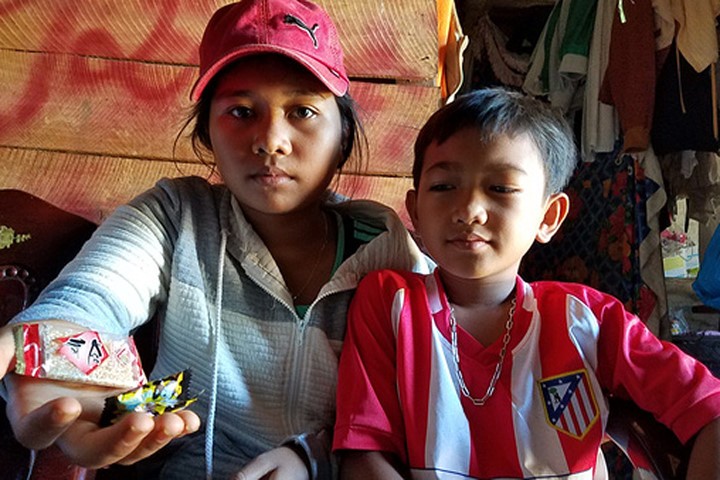 Hai chị em Y Ngôn Byă và H’Quỳnh Byă phải nhập viện sau khi ăn bánh kẹo