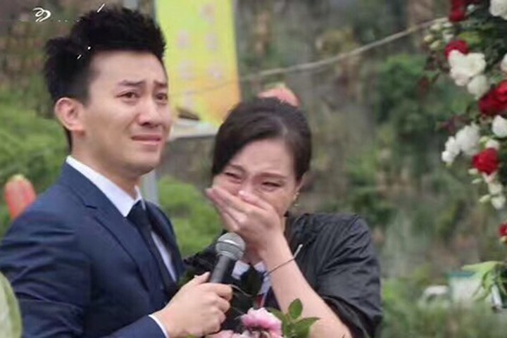 Nữ hoàng nhảy cầu Trung Quốc bật khóc khi bạn trai kém tuổi cầu hôn