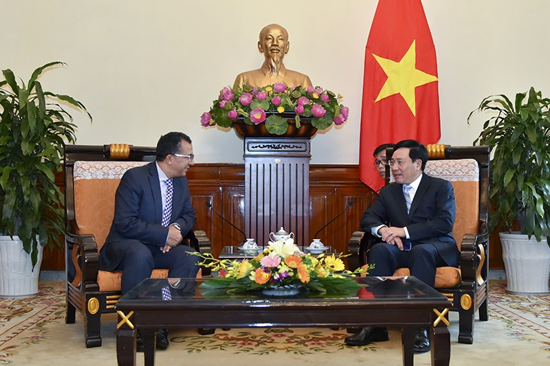 Phó Thủ tướng, Bộ trưởng Ngoại giao Phạm Bình Minh và ông Azzeddine Farhane, Đại sứ đặc mệnh toàn quyền Vương quốc Morocco tại Việt Nam. Ảnh: VGP