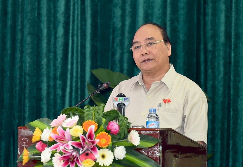Thủ tướng Nguyễn Xuân Phúc ghi nhận, tiếp thu các ý kiến của cử tri Hải Phòng. Ảnh: VGP/Quang Hiếu