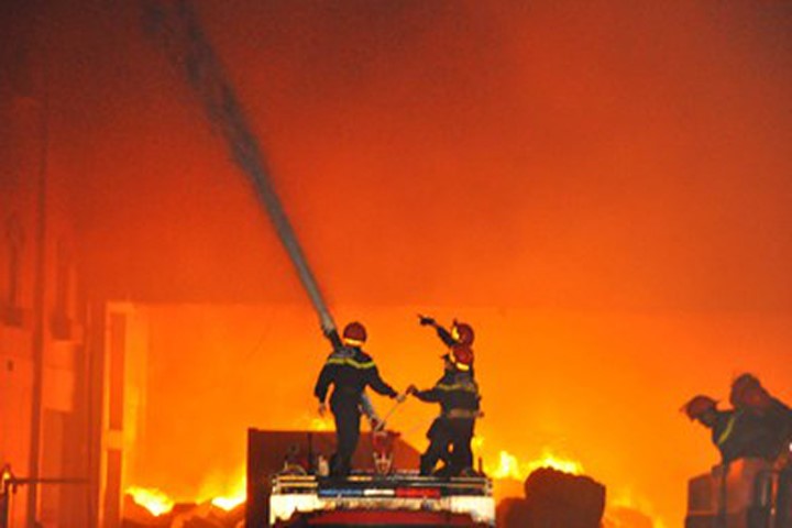 Hiện trường vụ cháy tại Cty Kwong Lung – Meko ở khu công nghiệp Trà Nóc. Ảnh: Hòa Hội.