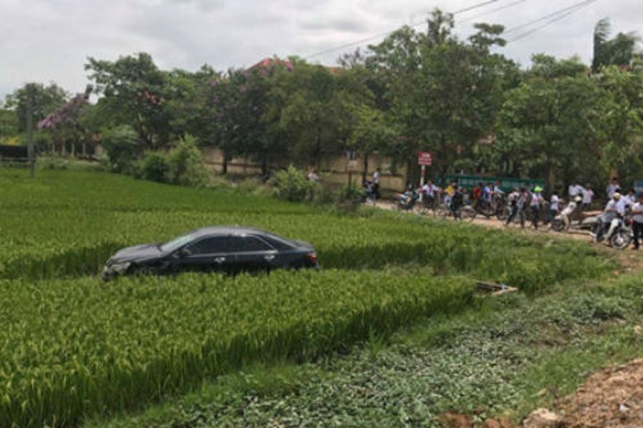 Chiếc xe sau khi gây tai nạn đã lao xuống ruộng lúa - Ảnh CTV/ Ảnh: Lao động