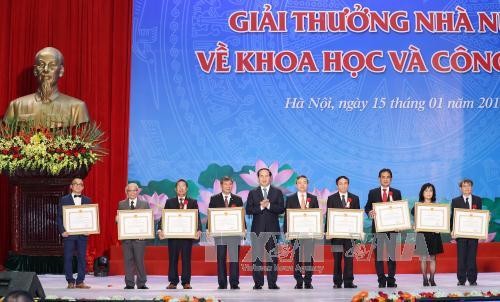 Chủ tịch nước Trần Đại Quang trao giải cho các tác giả đạt Giải thưởng Hồ Chí Minh về Khoa học và Công nghệ. Ảnh: TTXVN