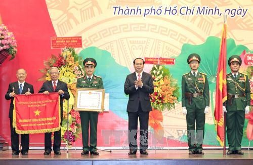 Chủ tịch nước Trần Đại Quang trao danh hiệu Anh hùng Lực lượng vũ trang nhân dân tặng Ban Cơ yếu Trung ương Cục miền Nam. Ảnh: TTXVN