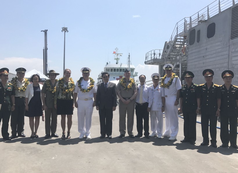 Chuyến thăm Việt Nam của tàu USNS Fall River diễn ra vào dịp kỷ niệm 22 năm bình thường hóa quan hệ ngoại giao giữa Hoa Kỳ và Việt Nam. 