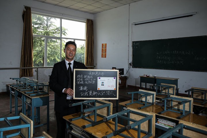 Zhang Juncheng chụp cùng thư chấp thuận vào học của trường Đại học Bắc Kinh