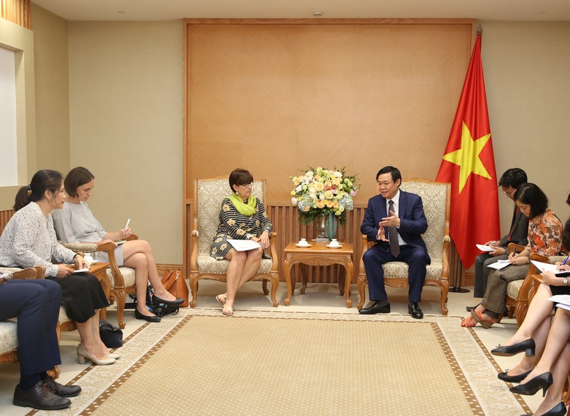 Phó Thủ tướng Vương Đình Huệ tiếp bà Đại sứ Vương quốc Bỉ tại Việt Nam Jehanne Roccas. Ảnh: VGP/Thành Chung