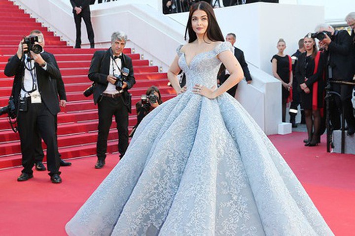 Cận cảnh chiếc đầm Lọ Lem của Hoa hậu đẹp nhất thế giới Aishwarya Rai trên thảm đỏ Cannes