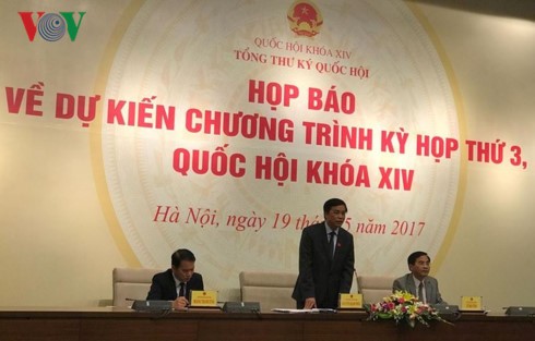 Tổng Thư ký Quốc hội Nguyễn Hạnh Phúc chủ trì buổi họp báo.