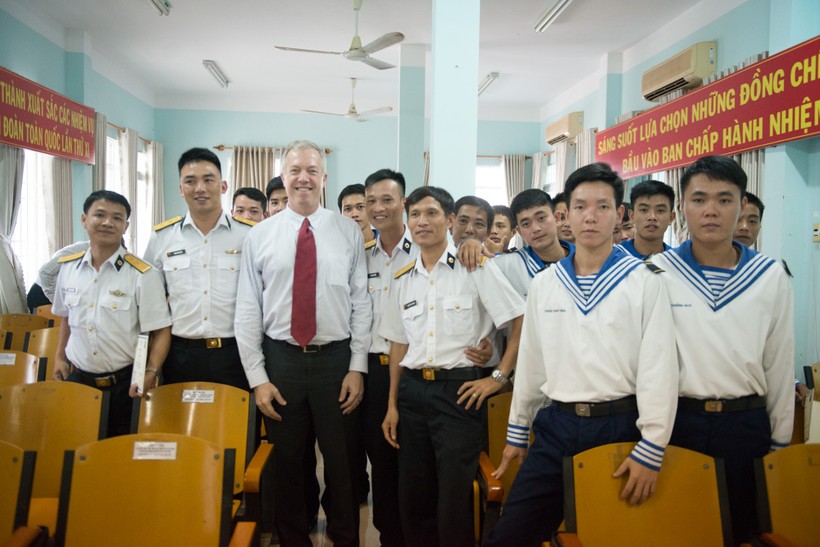 Đại sứ Osius chụp ảnh cùng các cán bộ Việt Nam hoàn thành khóa tập huấn về chăm sóc quân y dã chiến.