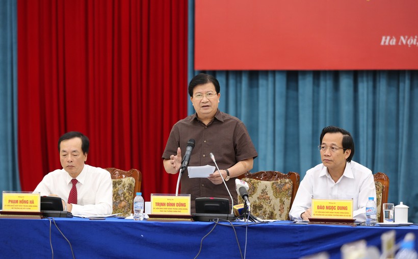 Phó Thủ tướng Trịnh Đình Dũng yêu cầu phải sớm xây dựng, hoàn chỉnh đề án hỗ trợ nhà ở cho người có công của mỗi địa phương. Ảnh: VGP/Xuân Tuyến