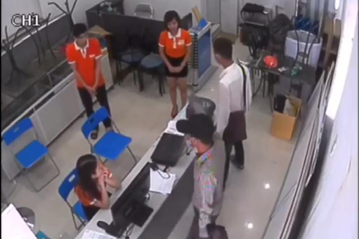 Bắc Ninh: Khống chế nhân viên cửa hàng, cướp điện thoại