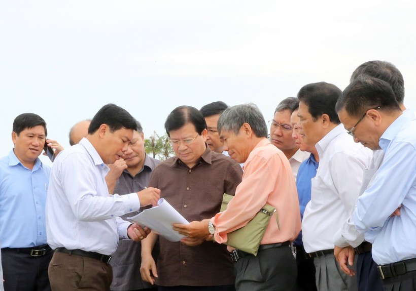 Phó Thủ tướng Trịnh Đình Dũng nghe báo cáo tình hình triển khai xây dựng một số đoạn đê, kè biển tại Cà Mau. Ảnh: VGP/Xuân Tuyến