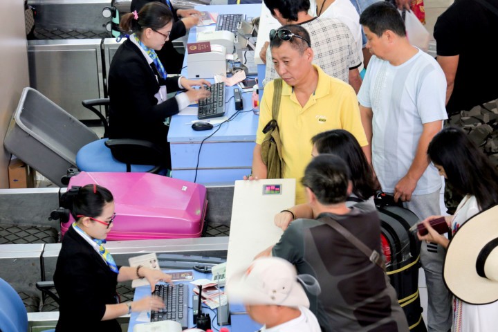 Du khách Trung Quốc "ăn vạ" ở sân bay, không chịu xuất cảnh về nước