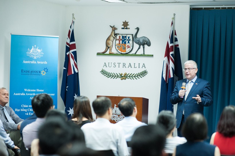 Đại sứ Australia tại Việt Nam – Ngài Craig Chittick - công bố thông tin về Quỹ Hỗ trợ cựu sinh viên Australia